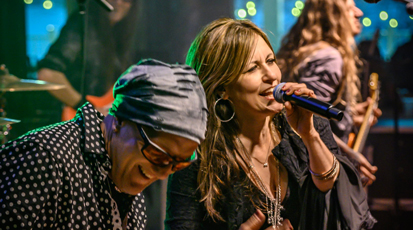 vaporsaratoga's tweet photo. We are so excited to welcome back Tina (former lead vocalist of Aquanett) as she debuts her new band tonight, Angelz Fury! Join us as they take over the stage to shred your fave 80's hard rock and metal tunes. #80s #rock #nightlife #saratoga #livemusic #CapitalRegion https://t.co/CUeo4pbaHH