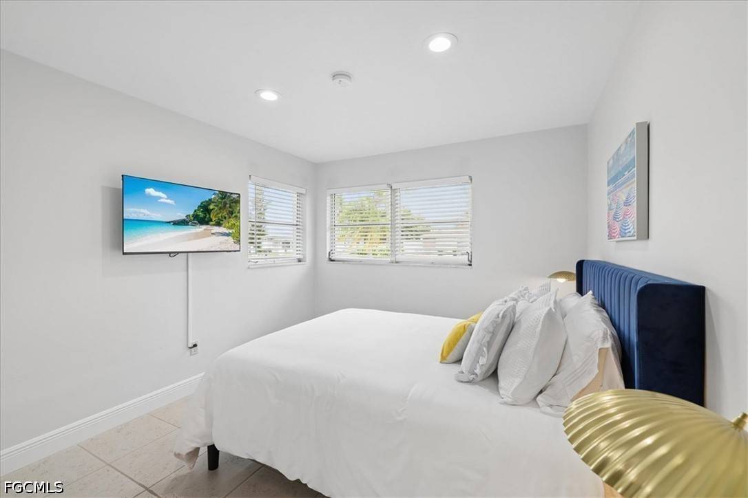 APetrizze's tweet photo. A remodeled kitchen with granite countertops anchors this Cape Coral pool home. 3 beds, 2 baths, 1,297 sq. ft., turnkey furnished, and offered at $369,000. https://t.co/Lp0w2NZ0vE #CapeCoral #PoolHome https://t.co/nugCwx4uGF