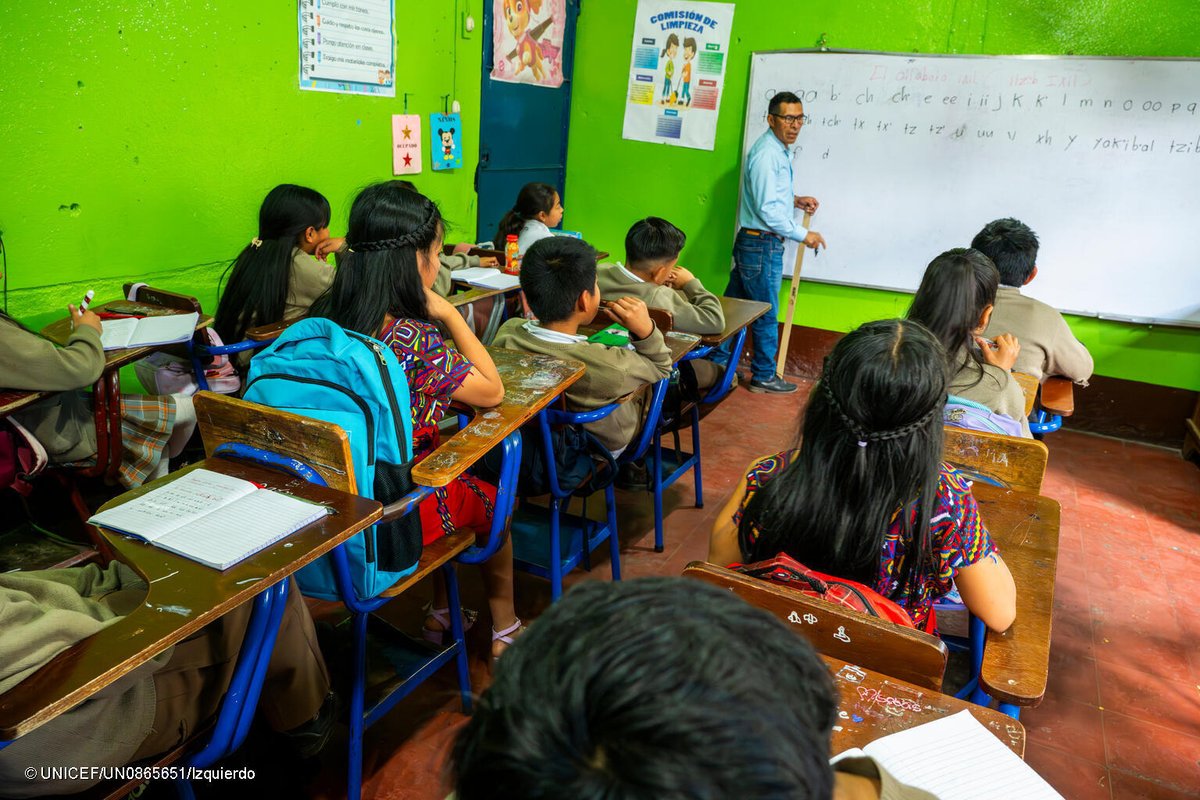 unicefenespanol's tweet photo. Las gemelas Luna y Estrella (10), regresaron a Guatemala con su familia  tras una experiencia migratoria marcada por vulneraciones de sus derechos.

Con el apoyo de UNICEF, ellas y niños y niñas retornados reciben el acompañamiento que necesitan para volver a la escuela. https://t.co/NXbEvhJFIz