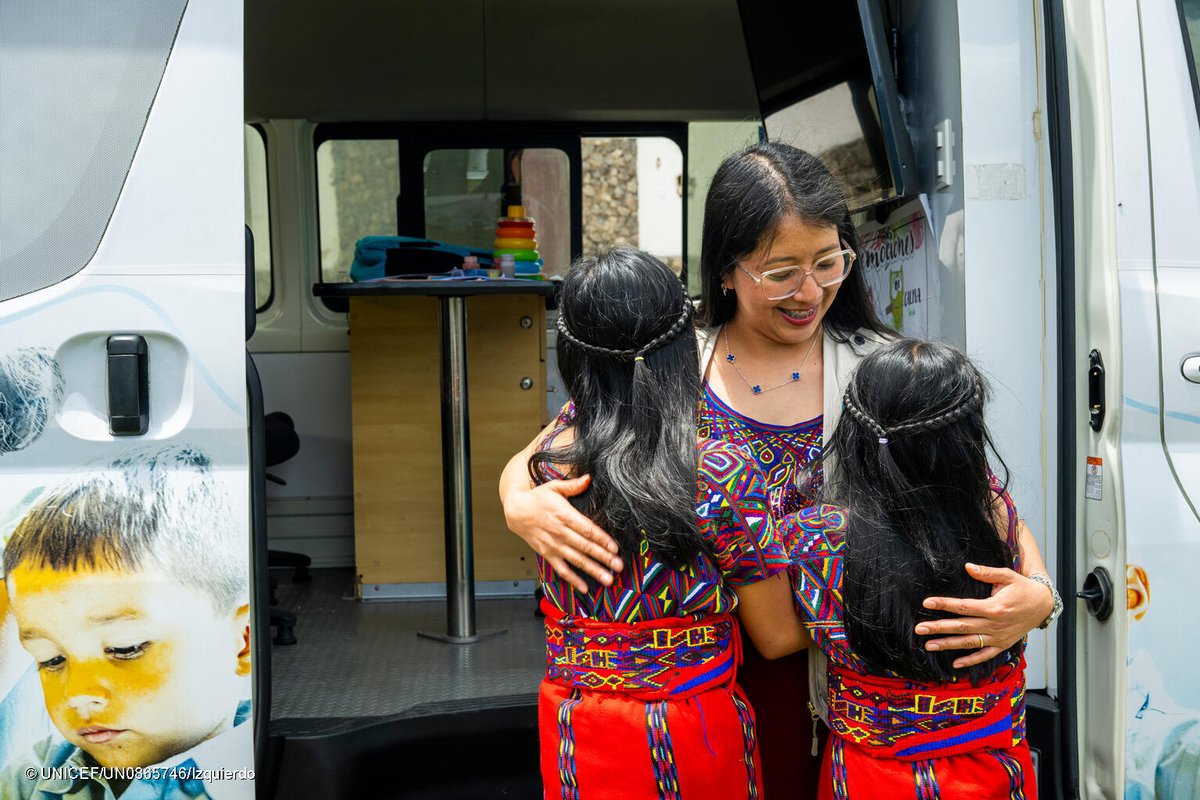 unicefenespanol's tweet photo. Las gemelas Luna y Estrella (10), regresaron a Guatemala con su familia  tras una experiencia migratoria marcada por vulneraciones de sus derechos.

Con el apoyo de UNICEF, ellas y niños y niñas retornados reciben el acompañamiento que necesitan para volver a la escuela. https://t.co/NXbEvhJFIz
