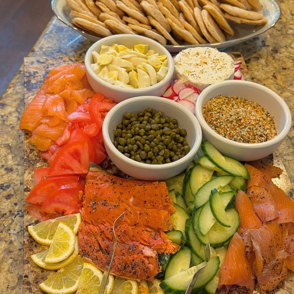 FriendThatCooks's tweet photo. Halloween party snack goals 👻🧡 A cold smoked + hot smoked salmon board with mini grilled pita is a fun, festive spread that's perfect for entertaining. 🎃✨ #HalloweenSnacks #FallEntertaining #PersonalChef #FriendThatCooks https://t.co/lThhNuoenz