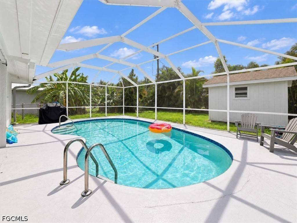 APetrizze's tweet photo. A remodeled kitchen with granite countertops anchors this Cape Coral pool home. 3 beds, 2 baths, 1,297 sq. ft., turnkey furnished, and offered at $369,000. https://t.co/Lp0w2NZ0vE #CapeCoral #PoolHome https://t.co/nugCwx4uGF