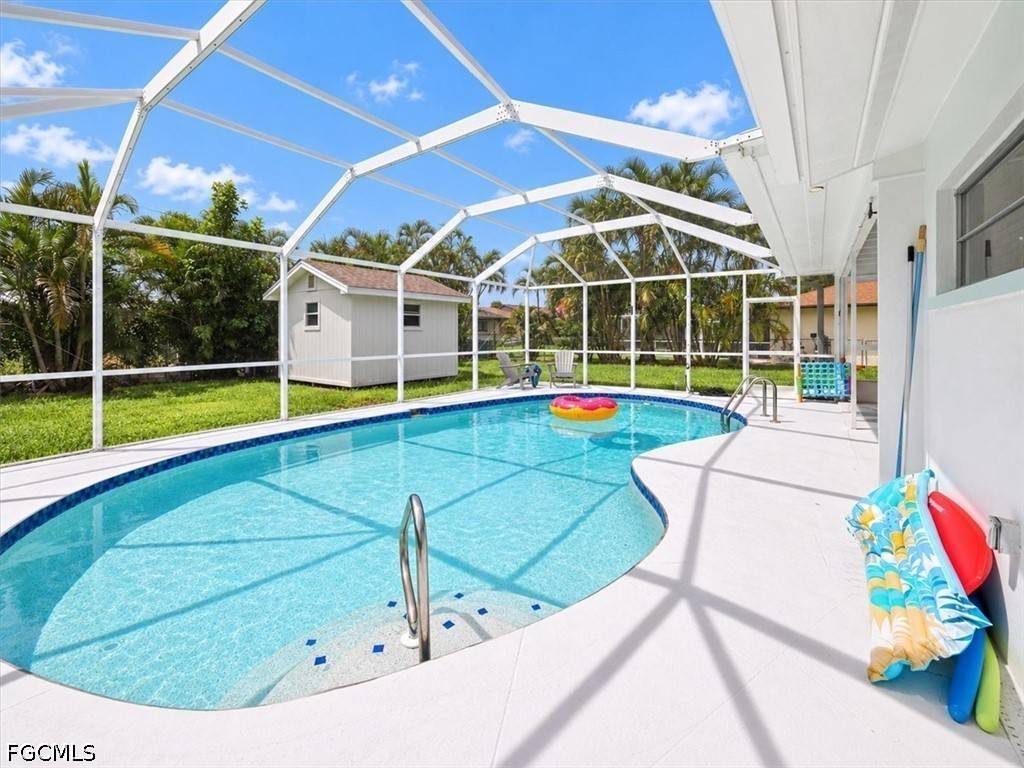 APetrizze's tweet photo. A remodeled kitchen with granite countertops anchors this Cape Coral pool home. 3 beds, 2 baths, 1,297 sq. ft., turnkey furnished, and offered at $369,000. https://t.co/Lp0w2NZ0vE #CapeCoral #PoolHome https://t.co/nugCwx4uGF