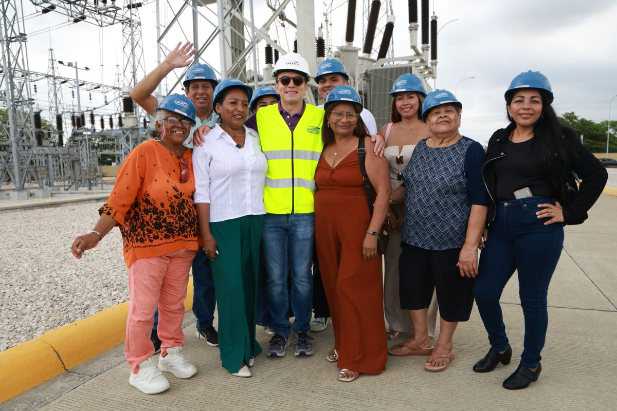 Presidencia_Ec's tweet photo. ¡Más energía para el sur de Guayaquil y desarrollo para su gente! ⚡ 🇪🇨

La Subestación Eléctrica Las Esclusas fue repotenciada con una inversión de más de USD 12,9 millones, obra que beneficia a cerca de 982 mil habitantes. La instalación está operativa al 100%, generó 112 empleos directos, impulsa la economía local, mejora servicios y transforma la vida de los ecuatorianos.