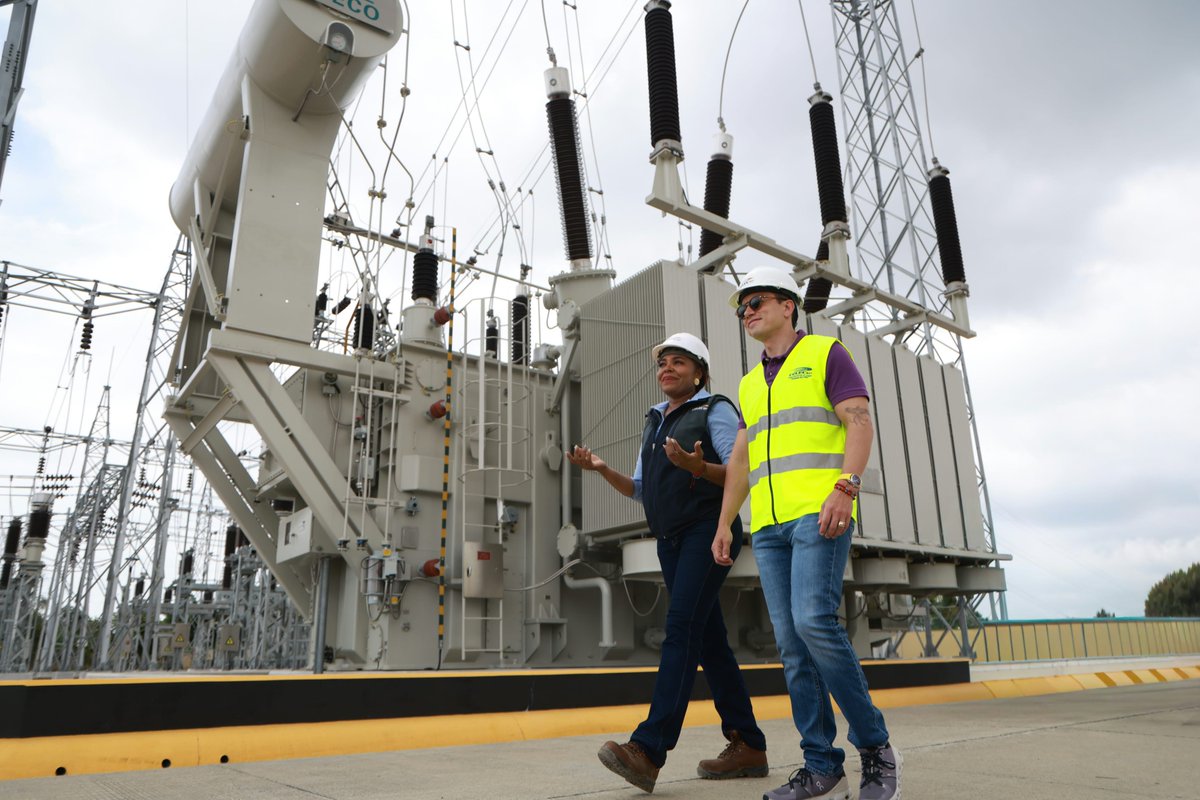 Presidencia_Ec's tweet photo. ¡Más energía para el sur de Guayaquil y desarrollo para su gente! ⚡ 🇪🇨

La Subestación Eléctrica Las Esclusas fue repotenciada con una inversión de más de USD 12,9 millones, obra que beneficia a cerca de 982 mil habitantes. La instalación está operativa al 100%, generó 112 empleos directos, impulsa la economía local, mejora servicios y transforma la vida de los ecuatorianos.