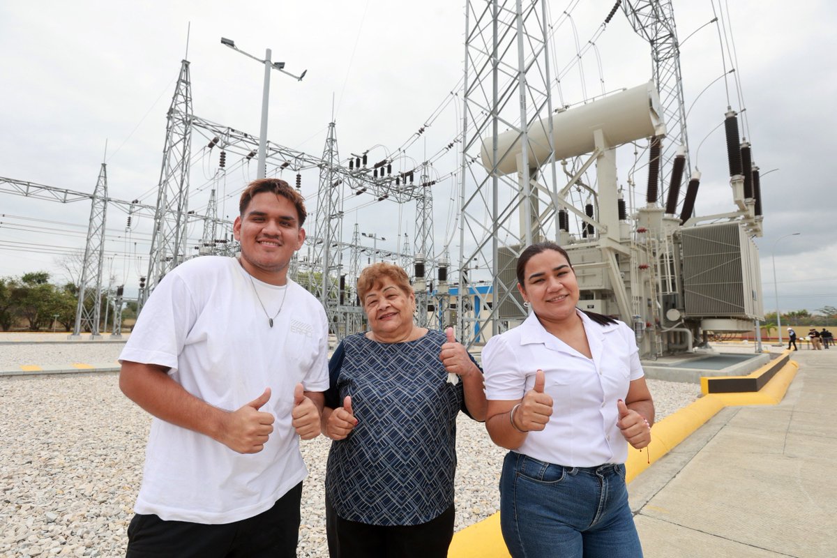 Presidencia_Ec's tweet photo. ¡Más energía para el sur de Guayaquil y desarrollo para su gente! ⚡ 🇪🇨

La Subestación Eléctrica Las Esclusas fue repotenciada con una inversión de más de USD 12,9 millones, obra que beneficia a cerca de 982 mil habitantes. La instalación está operativa al 100%, generó 112 empleos directos, impulsa la economía local, mejora servicios y transforma la vida de los ecuatorianos.