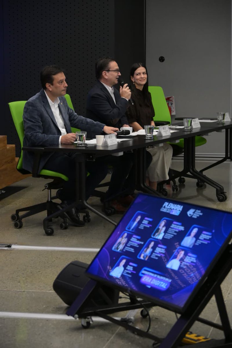 UdeA's tweet photo. @EPMestamosahi Con el panel de preguntas finalizamos la plenaria 252 del #CUEE2_0. Gracias por acompañarnos en este espacio de conversación y construcción colectiva. ¡Nos vemos en nuestro próximo encuentro: el 6 de noviembre en @Ruta_N !🚀

¡Feliz día!🌞💚 https://t.co/yBOMqqy1KP