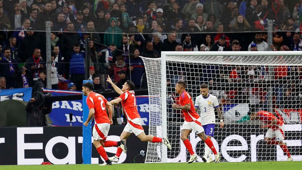 TaglePapi's tweet photo. El tobogán de piojos este le da solo porque no es de su agrado la Católica. Te puedo nombran también el gol a Bolivia en la altura de la paz y el gol a Perú. A echo mucho más. Un jugador de premier league no tiene porque aguantar el chaparrón que le llamas. https://t.co/BTnyYlmLg1