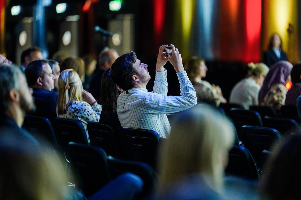 EURETINA's tweet photo. Concentration. Curiosity. Conversations.

This afternoon at #Euretina26 is all about exchange — in halls, hubs &amp; networking corners.

From young clinicians to world experts: everyone’s here to grow 📈

#EuretinaExperience #RetinaCommunity #MedicalEducation https://t.co/uGC8cvgMXc
