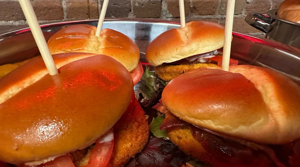ZeroCater's tweet photo. 🍸 The office happy hour formula, in four parts:

4 to 6 one-handed bites
Something substantial if it runs into dinner
A small drinks program with a real non-alcoholic option
A sweet to close

Get the parts right and the dishes barely matter.

https://t.co/CFkHA5ZHCU https://t.co/KbQcjeLF94