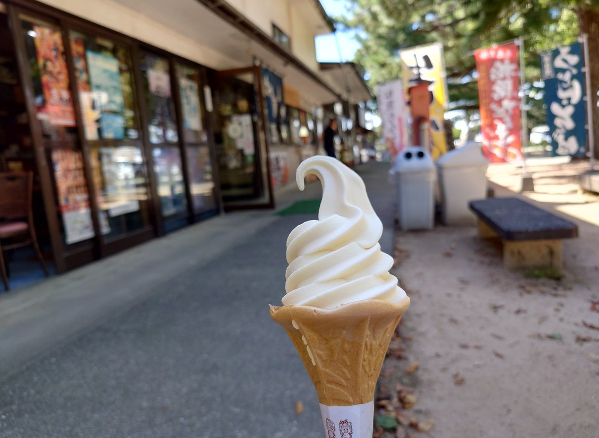sora_96_'s tweet photo. 松陰神社で食べた夏みかんソフト
熊谷家住宅の隙間に挟まりたがるﾈｺﾁｬﾝ
明倫学舎のすぐ近くで出会ったﾈｺﾁｬﾝ https://t.co/0OAeL9o7V0