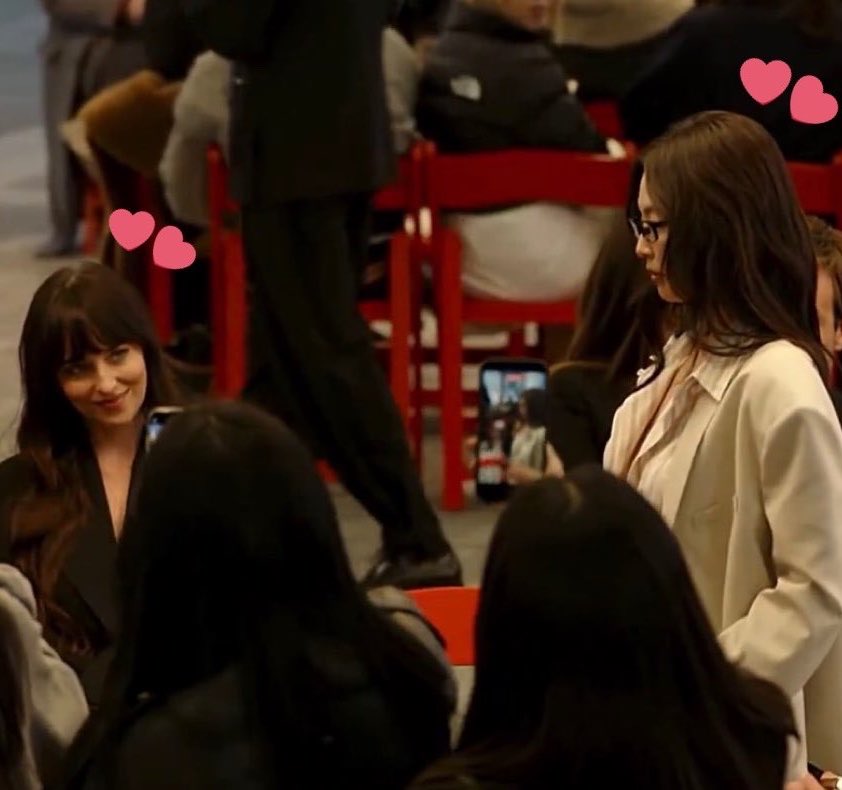 ragingsapphic_'s tweet photo. It took Dakota a single event to get Jennie https://t.co/ZputgOQ8Wo