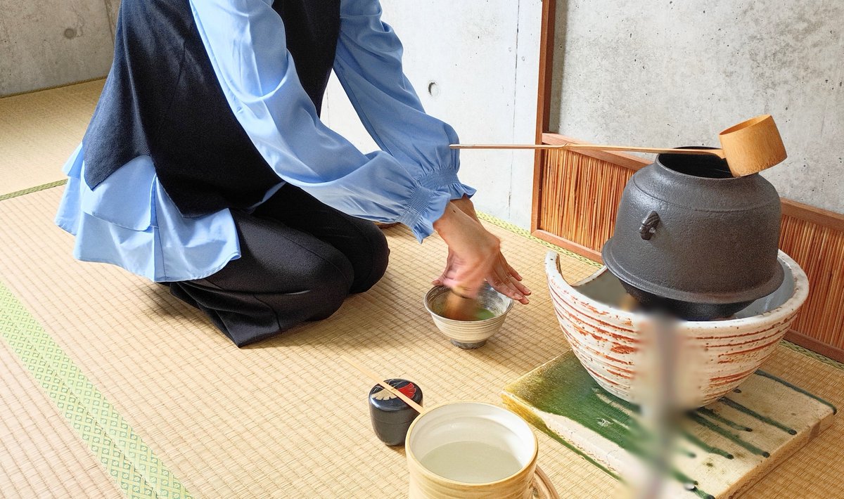 chukyo_sadou's tweet photo. 本日はクラブハウス棟で練習を行いました🍵
10月に入り、今年度も折り返しとなりました。
秋の気配を少しずつ感じながら、これからも励んでいきたいと思います🍂
#中京大学 #茶道部 #茶道 #松尾流 https://t.co/DfsLcAAmpy