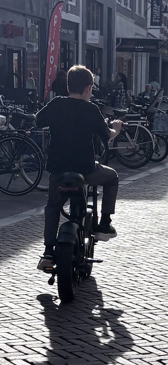 Mwvd033's tweet photo. De Langestraat is een van de drukste winkelstraten in Amersfoort. Je mag er terecht niet fietsen maar toch wordt deze straat geteisterd door fatbiketerrorristen. Superonveilig. Waar is handhaving? @amersfoortvrij https://t.co/jT2ZG5ROzR