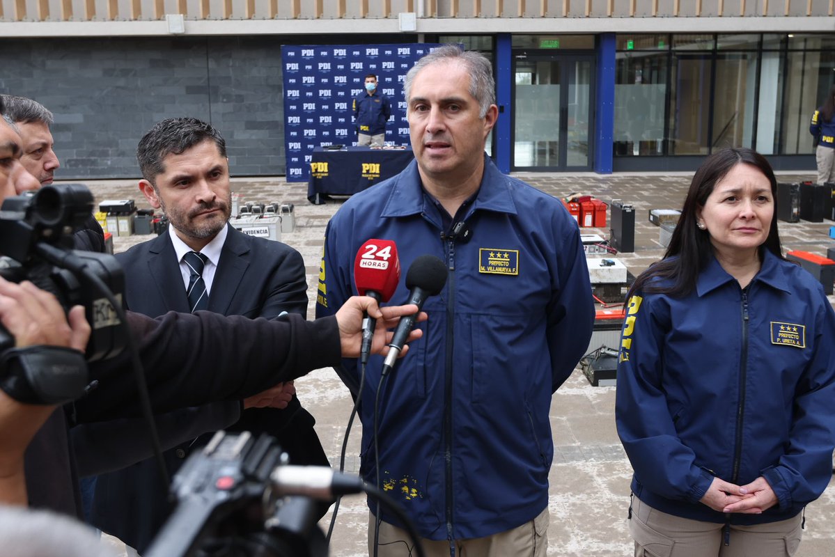 PDI_CHILE's tweet photo. 🔵 51 detenidos y $500 millones en especies recuperadas deja la Operación “Sin Cobertura II”

Bicrim Los Andes realizó un amplio operativo en la toma Yevide, San Felipe, en el marco de una investigación por Asociación criminal, Robos reiterados y Receptación.

Tras el allanamiento de 60 inmuebles, se recuperaron 185 baterías y 68 inversores, avaluados en $500 millones.

Además, se detuvo a un imputado por infracción a la Ley 20.000, a quien se le incautó droga y armamento, y se denunció a 17 extranjeros por infracciones a la normativa de extranjería.
Los detalles del proceso investigativo fueron entregados por el jefe de la Prefectura Provincial Los Andes, Prefecto Mauricio Villanueva, y el Fiscal  de Los Andes, @FRValparaiso Rodolfo Robles.