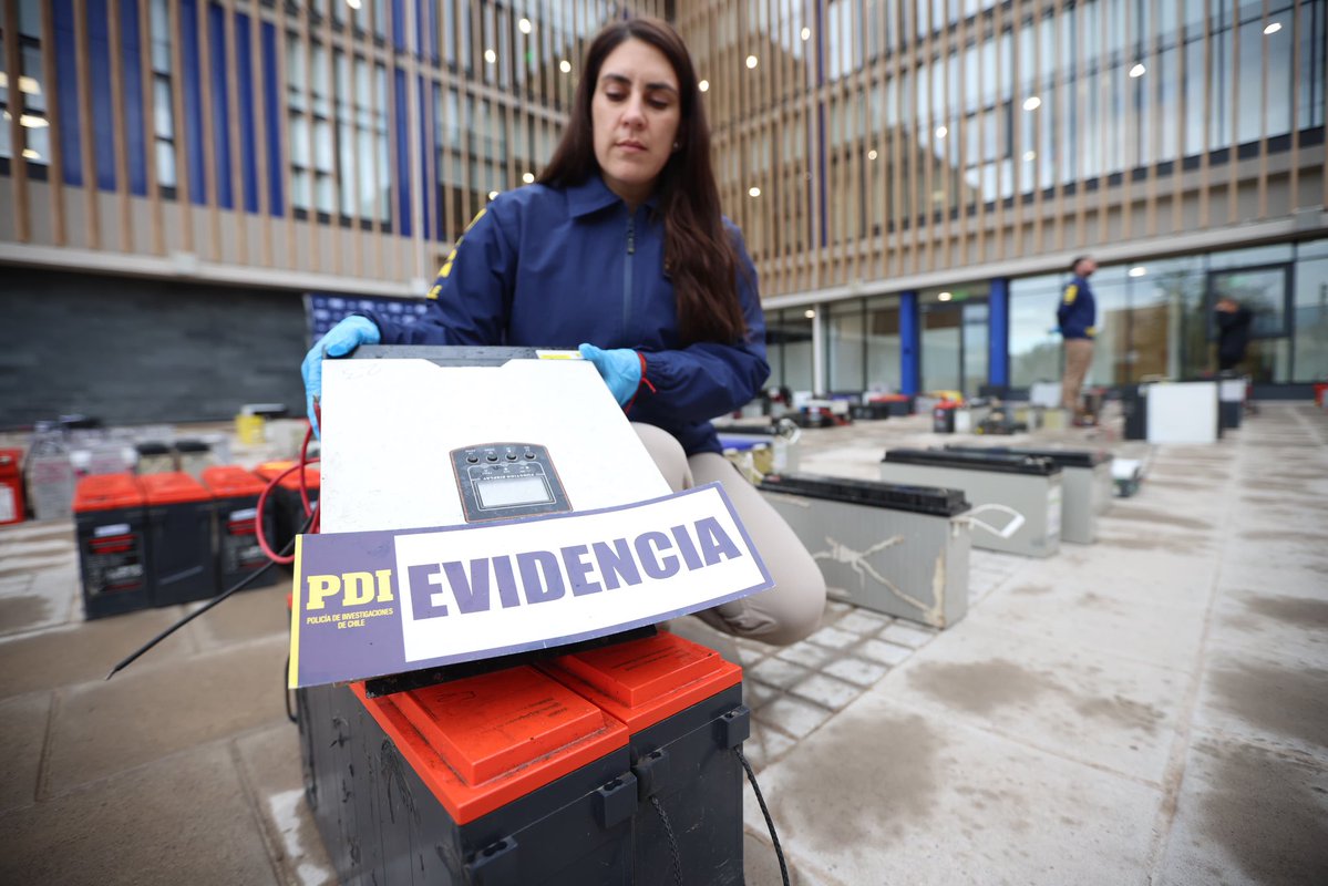 PDI_CHILE's tweet photo. 🔵 51 detenidos y $500 millones en especies recuperadas deja la Operación “Sin Cobertura II”

Bicrim Los Andes realizó un amplio operativo en la toma Yevide, San Felipe, en el marco de una investigación por Asociación criminal, Robos reiterados y Receptación.

Tras el allanamiento de 60 inmuebles, se recuperaron 185 baterías y 68 inversores, avaluados en $500 millones.

Además, se detuvo a un imputado por infracción a la Ley 20.000, a quien se le incautó droga y armamento, y se denunció a 17 extranjeros por infracciones a la normativa de extranjería.
Los detalles del proceso investigativo fueron entregados por el jefe de la Prefectura Provincial Los Andes, Prefecto Mauricio Villanueva, y el Fiscal  de Los Andes, @FRValparaiso Rodolfo Robles.