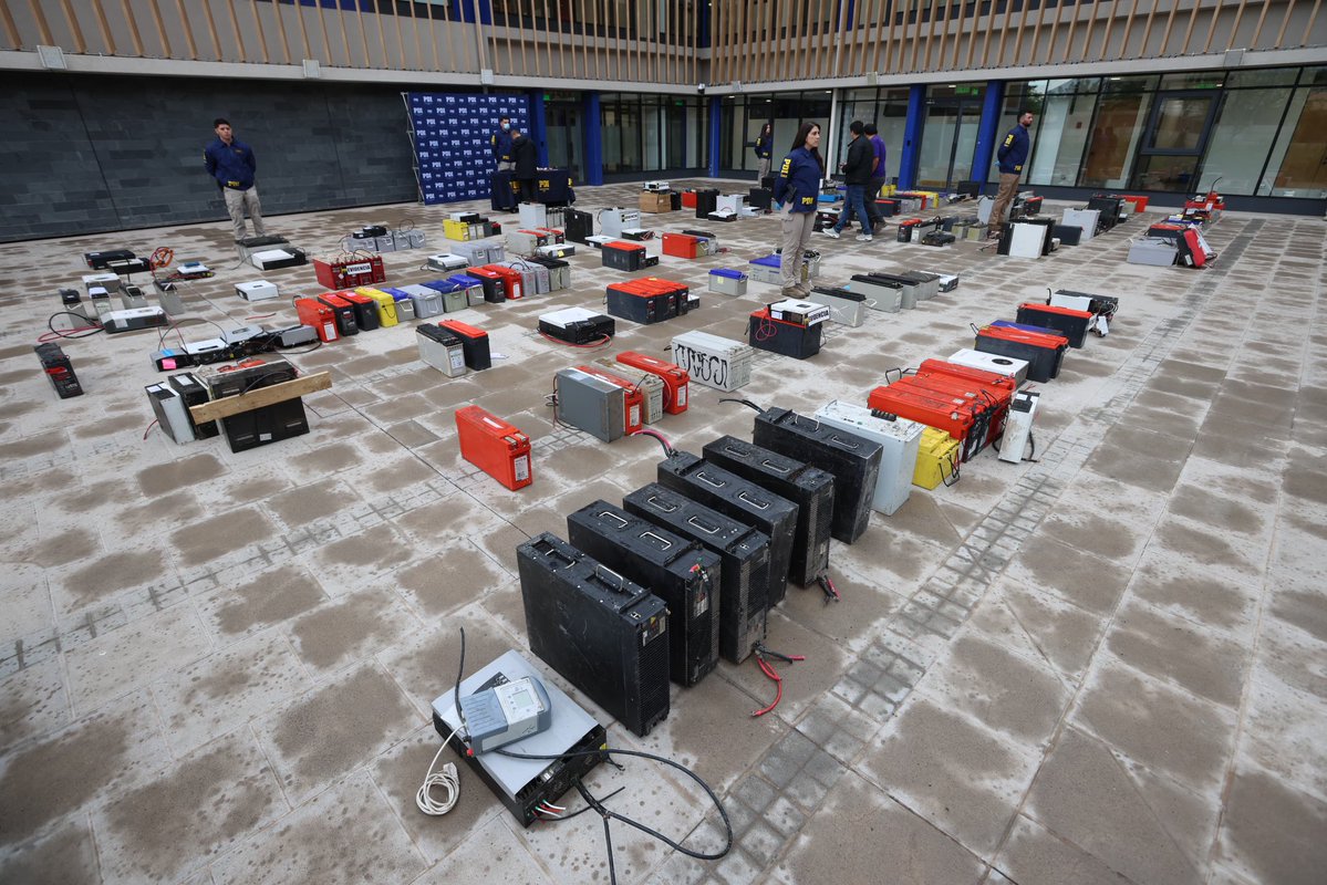PDI_CHILE's tweet photo. 🔵 51 detenidos y $500 millones en especies recuperadas deja la Operación “Sin Cobertura II”

Bicrim Los Andes realizó un amplio operativo en la toma Yevide, San Felipe, en el marco de una investigación por Asociación criminal, Robos reiterados y Receptación.

Tras el allanamiento de 60 inmuebles, se recuperaron 185 baterías y 68 inversores, avaluados en $500 millones.

Además, se detuvo a un imputado por infracción a la Ley 20.000, a quien se le incautó droga y armamento, y se denunció a 17 extranjeros por infracciones a la normativa de extranjería.
Los detalles del proceso investigativo fueron entregados por el jefe de la Prefectura Provincial Los Andes, Prefecto Mauricio Villanueva, y el Fiscal  de Los Andes, @FRValparaiso Rodolfo Robles.