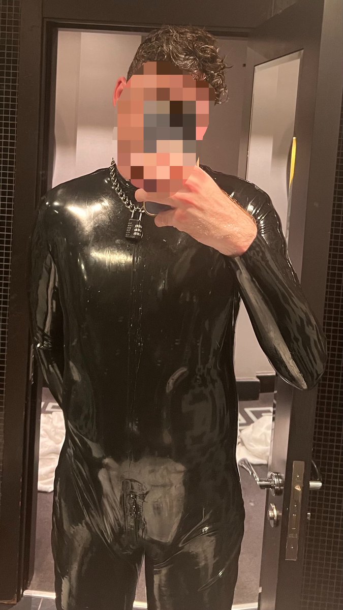 RubberKink_Z's tweet photo. It was a sweaty time for the gimp after switching from the bitchsuit to the catsuit 💦🥵 https://t.co/XNZhNr5AnX