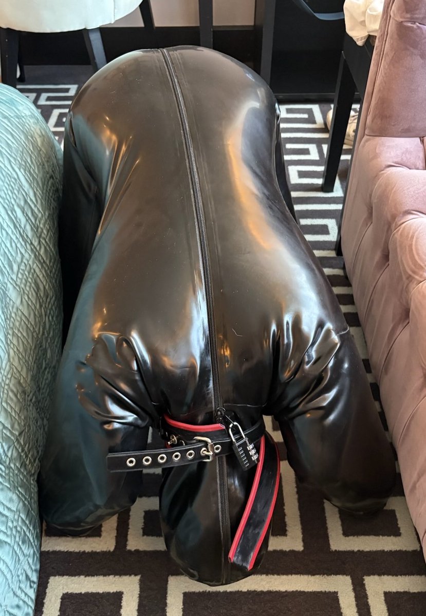RubberKink_Z's tweet photo. It was a sweaty time for the gimp after switching from the bitchsuit to the catsuit 💦🥵 https://t.co/XNZhNr5AnX