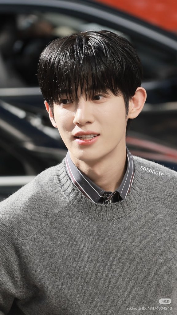 feavynut's tweet photo. Est-ce que quelqu'un lui a déjà dit qu'il était trop parfait ? De ses traits à sa personnalité, il n'a pas le moindre défaut. Et aujourd'hui, il est incroyablement beau à Paris.

PARK SIWOO AT LANVIN PFWSS27  #PARKSIWOOxLANVIN 
#PARKSIWOO https://t.co/5ZeNEs8KBg
