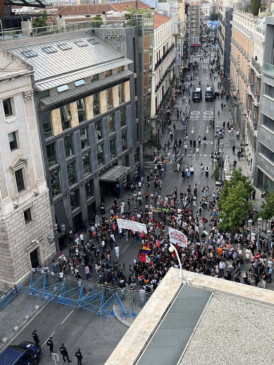 diostuitero's tweet photo. Esta imagen refleja muy bien el mundo moderno. 
Cómo los medios y los políticos inflan una burbuja que muchas veces poco tiene que ver con la realidad. 
Esta vez, por muy poco, la burbuja ha estado a punto de explotarnos en la cara. https://t.co/EH4Tyz0jmx