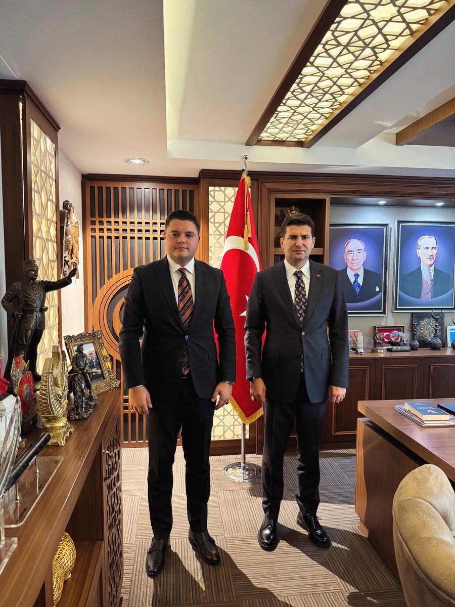 aydinulkuocagi's tweet photo. 📍ÜLKÜ OCAKLARI GENEL MERKEZİ

Ülkü Ocakları Genel Başkanımız Sayın Ahmet Yiğit Yıldırım Beyefendiyi ziyaret ederek emir ve talimatlarını aldık.

Sayın Genel Başkanımız, tüm hemşehrilerimize ve teşkilatlarımıza selamlarını ilettiler.

Liderimizin izinde, Genel Başkanımızın emir ve talimatları doğrultusunda çalışmalarımızı kararlılıkla sürdürmeye devam edeceğiz.

@ayyildirim1 
@Okan_Bozkurt_06