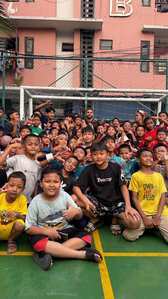 TimnasXtra's tweet photo. Calvin Verdonk spent his rest day playing football with the akamsi ❤️ https://t.co/3wf06IxXTY
