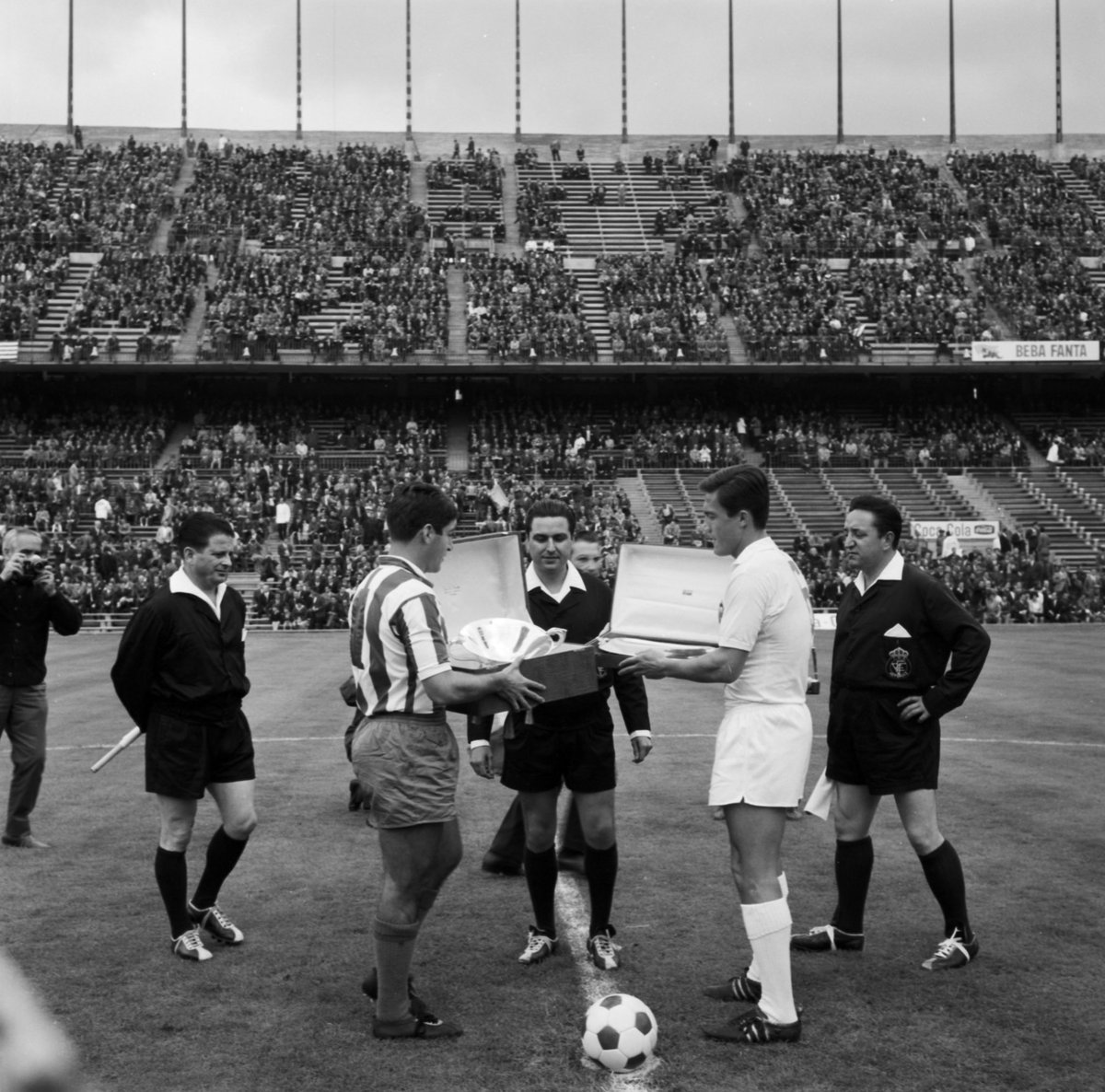 Atleti's tweet photo. 📆 2 de octubre de 1966

Hoy, hace 60 años, se inauguró el Estadio del Manzanares, que más adelante pasaría a llamarse Estadio Vicente Calderón ❤️🤍 https://t.co/K2ZGdZ4FUC