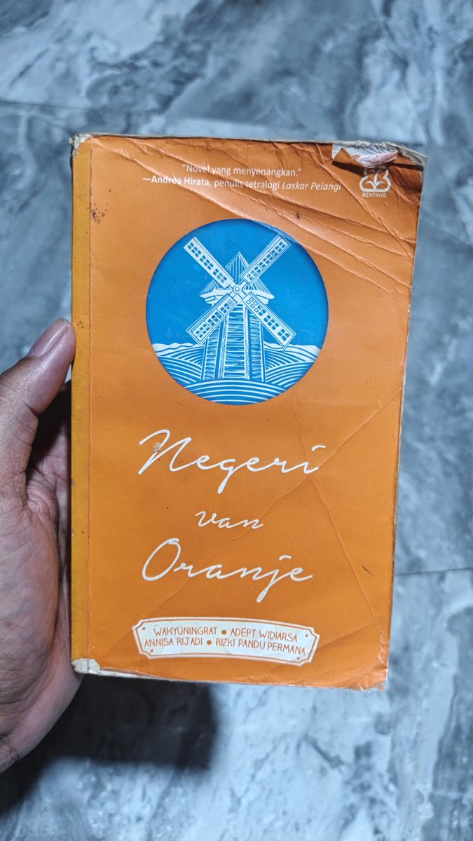 mmaryasir's tweet photo. Day 10/100

Negeri Van Oranje
Wahyuningrat, Adept Widiarsa, Annisa Rijadi, Rizki Pandu Permana
Penerbit Bentang (2014, Cetakan Pertama 2009)
575 Halaman.

Ada sesuatu yg cukup personal antara gw dan buku ini. Wkwk ceritanya waktu gw SMA kelas 3 di pesantren, gw lagi baca buku ini sendirian di kelas. Waktu itu udah azan ashar, tp gw lagi tanggung jd gw masih lanjut baca. Trus tau2 dari jendela di sebelah gw ada pimpinan pondok yg lagi jalan ke masjid, ngeliat gw belum berangkat dan lagi baca buku, akhirnya bukunya diambil dan di situ gw penasaran mampus sama ending ceritanya. wkwk karena gw udah baca 3/4 dari bukunya.

Beberapa tahun kemudian gw tau kalo buku ini difilmin. Diperanin sama Tatjana Saphira, Chicco Jerikho, Ge Pamungkas, Arifin Putra dan Abimana. Gw hepi banget untuk nonton karena masih penasaran dengan endingnya. Cukup puas lah.. haha trus gw nemu bukunya yg cetakan baru, akhirnya gw bisa menyelesaikan dengan tuntas tas. Wkwkwk

Kalo ceritanya apa baca sendiri aja deh. Wk intinya cerita orang2 yg kuliah di belanda dengan dinamikanya. Menarik, terutama karakter Daus yg di film diperanin Ge Pamungkas sih. Haha

#100Buku2026