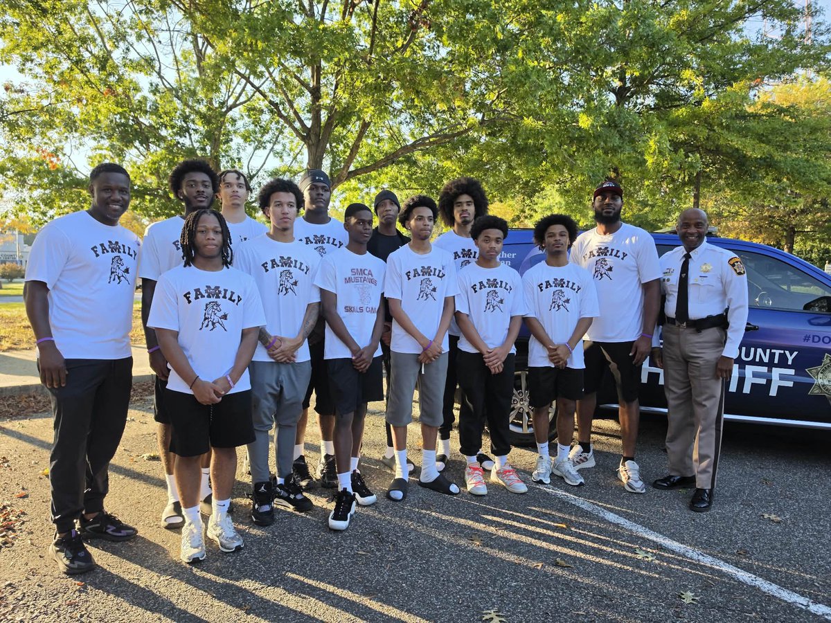 SMCABasketball's tweet photo. Giving back to our community #OneTeam #OneGoal #SMCABASKETBALL
#WinAnyWay #TheFamily Dedication + Discipline = Success @CCSOMD https://t.co/NUCWeqPEA4
