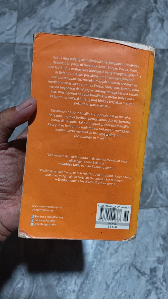mmaryasir's tweet photo. Day 10/100

Negeri Van Oranje
Wahyuningrat, Adept Widiarsa, Annisa Rijadi, Rizki Pandu Permana
Penerbit Bentang (2014, Cetakan Pertama 2009)
575 Halaman.

Ada sesuatu yg cukup personal antara gw dan buku ini. Wkwk ceritanya waktu gw SMA kelas 3 di pesantren, gw lagi baca buku ini sendirian di kelas. Waktu itu udah azan ashar, tp gw lagi tanggung jd gw masih lanjut baca. Trus tau2 dari jendela di sebelah gw ada pimpinan pondok yg lagi jalan ke masjid, ngeliat gw belum berangkat dan lagi baca buku, akhirnya bukunya diambil dan di situ gw penasaran mampus sama ending ceritanya. wkwk karena gw udah baca 3/4 dari bukunya.

Beberapa tahun kemudian gw tau kalo buku ini difilmin. Diperanin sama Tatjana Saphira, Chicco Jerikho, Ge Pamungkas, Arifin Putra dan Abimana. Gw hepi banget untuk nonton karena masih penasaran dengan endingnya. Cukup puas lah.. haha trus gw nemu bukunya yg cetakan baru, akhirnya gw bisa menyelesaikan dengan tuntas tas. Wkwkwk

Kalo ceritanya apa baca sendiri aja deh. Wk intinya cerita orang2 yg kuliah di belanda dengan dinamikanya. Menarik, terutama karakter Daus yg di film diperanin Ge Pamungkas sih. Haha

#100Buku2026