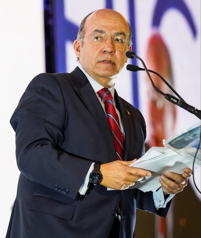 eltemagv's tweet photo. ¿Por qué los chairos hablamos de Felipe Calderón?

Porque no olvidamos el fraude electoral, el NARCOESTADO, la guerra y la corrupción

¿Por qué los fachos hablan de AMLO?

Porque no perdonan los programas sociales, la pacificación del país y la alegría del pueblo

#NoSomosIguales https://t.co/AXA9Ew6wDe