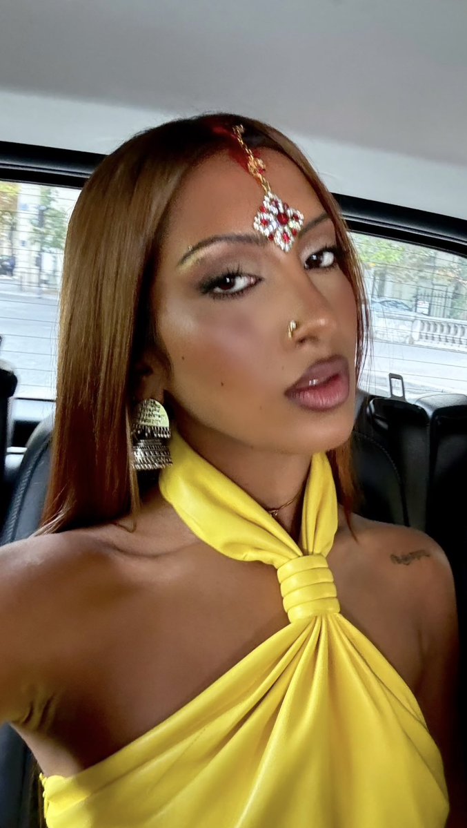 thelarahub's tweet photo. yellow looks so good on her https://t.co/v1NyOaEWi3