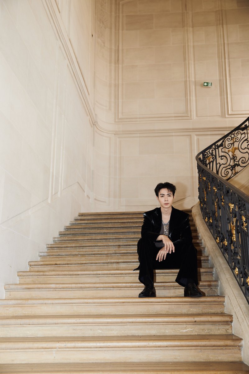 Kazzmagazine's tweet photo. หล่อมากเฮีย! ลุครันเวย์ชุดแรกของ “ซี พฤกษ์” ที่งาน Moda Production International Fashion Week Association S/S 27 Runway Show กับแบรนด์ Sungyi Lee 🖤

ZEEPRUK PARIS RUNWAY AGAIN
#SUNGYILEExZEEPRUK
#SungyiLee
#ZeePruk https://t.co/MEEFV6zy5b