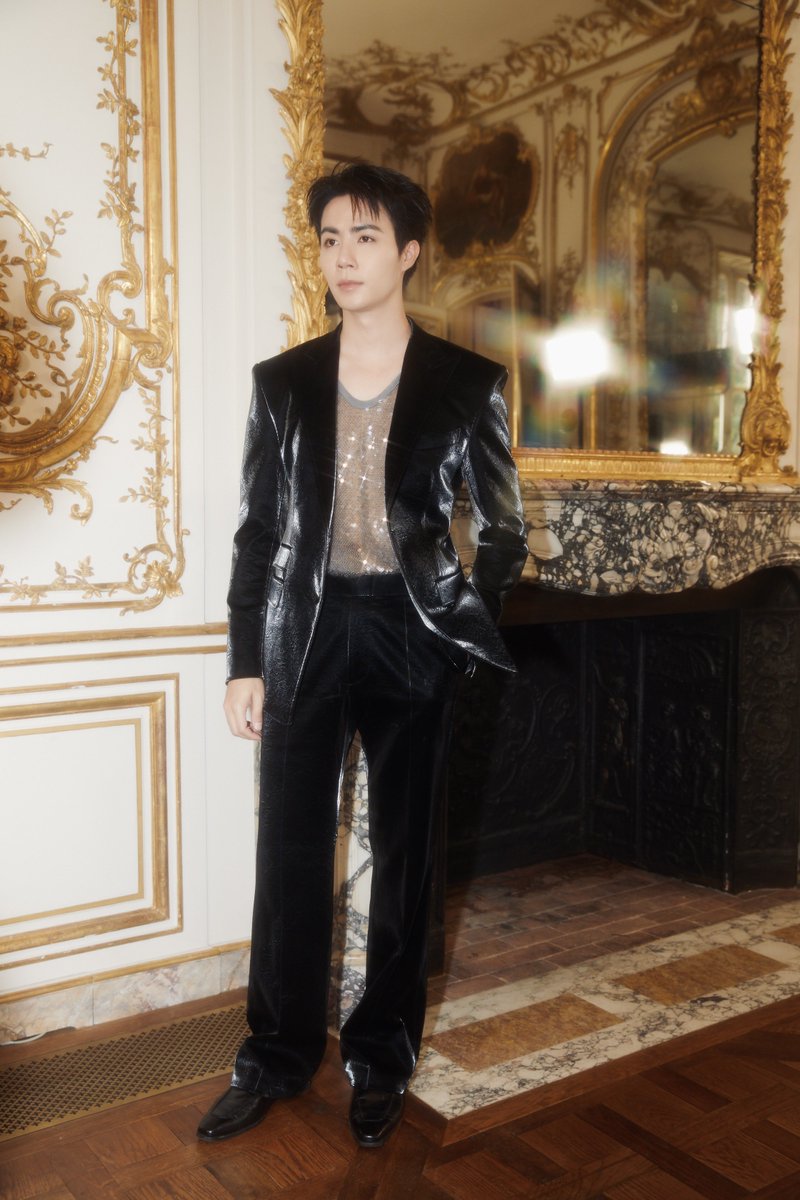 Kazzmagazine's tweet photo. หล่อมากเฮีย! ลุครันเวย์ชุดแรกของ “ซี พฤกษ์” ที่งาน Moda Production International Fashion Week Association S/S 27 Runway Show กับแบรนด์ Sungyi Lee 🖤

ZEEPRUK PARIS RUNWAY AGAIN
#SUNGYILEExZEEPRUK
#SungyiLee
#ZeePruk https://t.co/MEEFV6zy5b