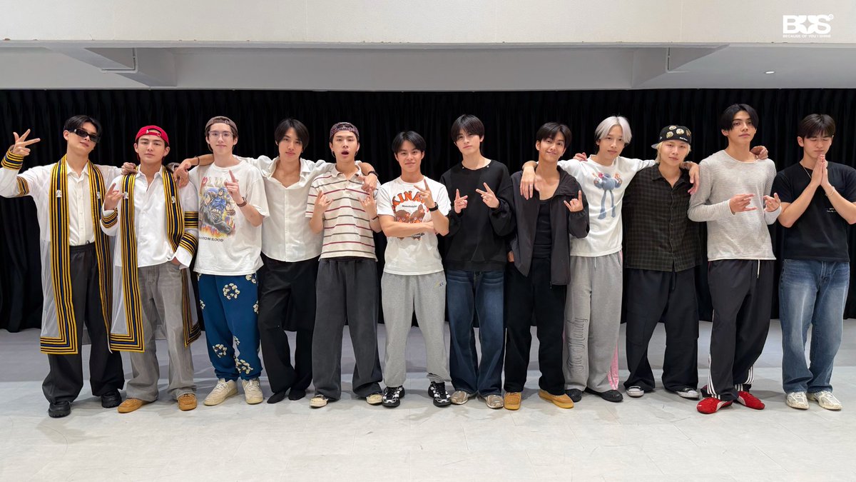 kh1ovele's tweet photo. เรียงตามปีจบเหรอ ? 😭 https://t.co/kZ72iTz6Q4