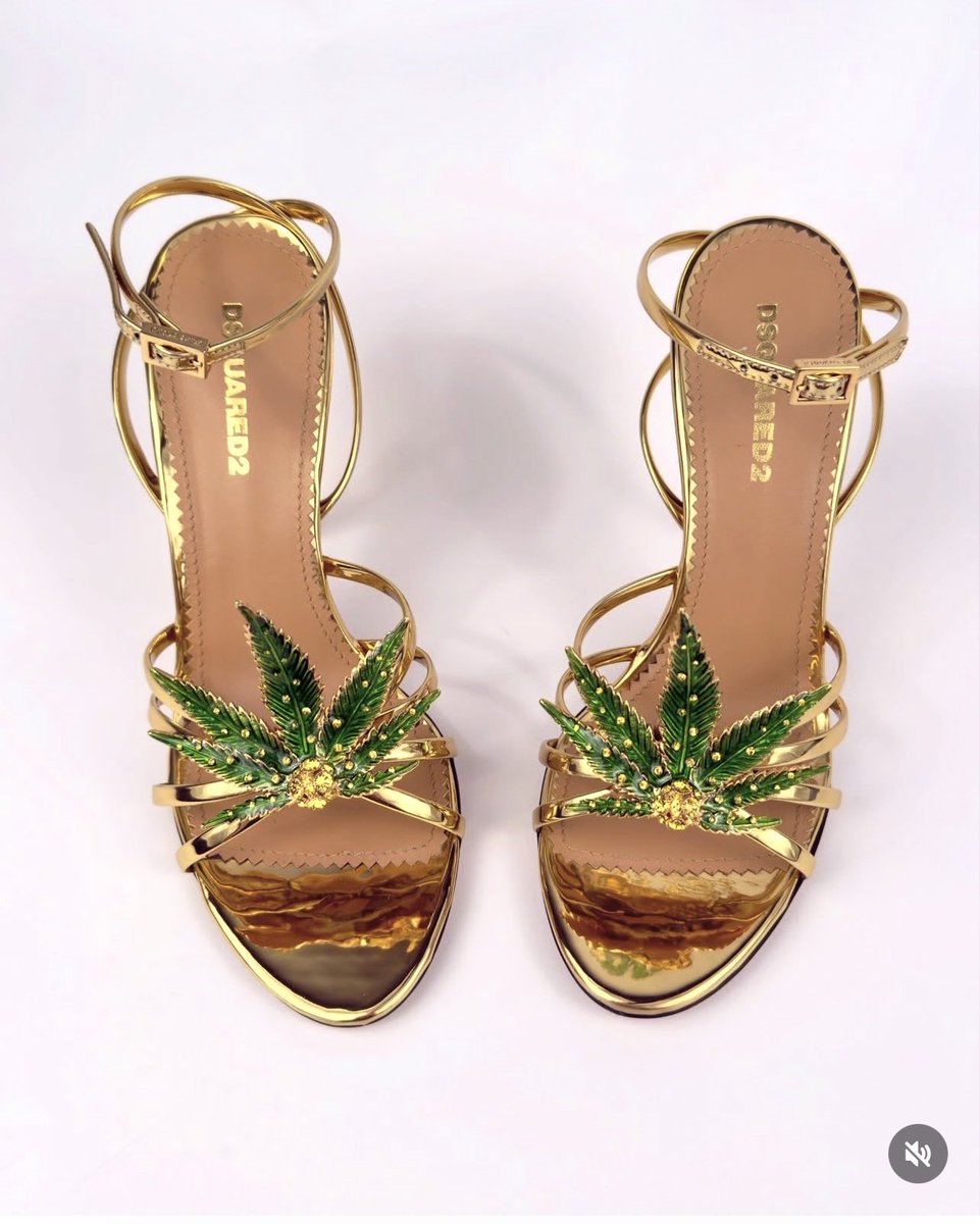 yolilovergirl's tweet photo. 15 Days of Trinity!! My fav Trinity shoe is this underrated Dsquared beauty that she wore on WWHL! 💕Marija Leaf Heels so cute! 😍
#15daysOftrinity #LibraTrincess https://t.co/0vTE0ZBdJI