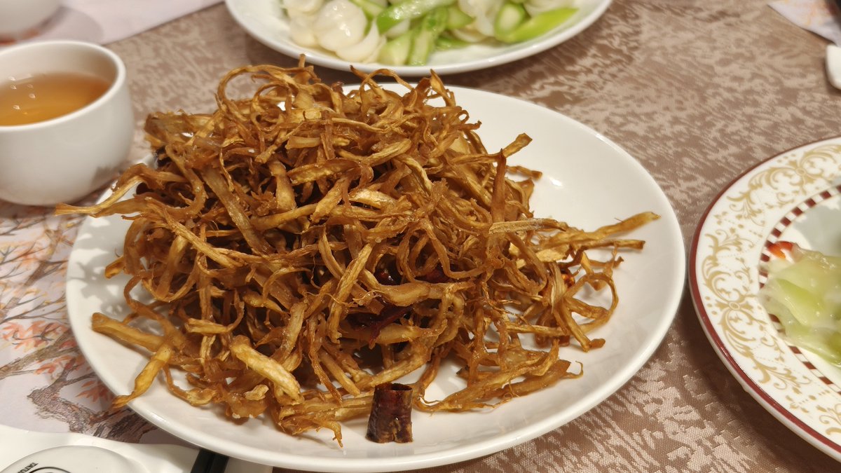 Shalel's tweet photo. 台北 人和園
とても美味しい中華を食べた
エリンギを割いて味付けして揚げたやつが美味しかった https://t.co/S91SfPUTee