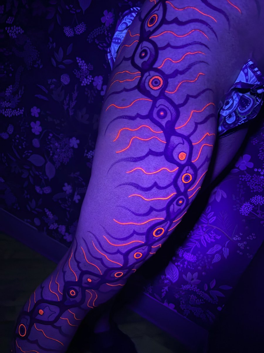 noodledead's tweet photo. btw the giant centipede glows too https://t.co/ZZ9NGHY3ia
