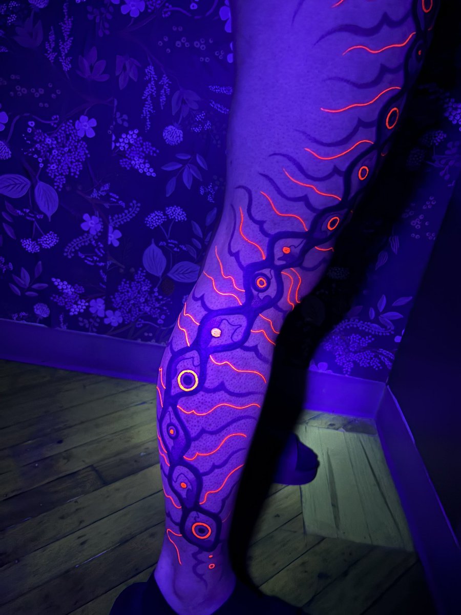 noodledead's tweet photo. btw the giant centipede glows too https://t.co/ZZ9NGHY3ia