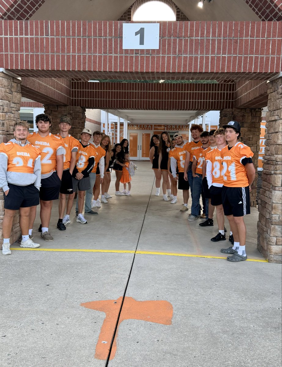 FootballOneida's tweet photo. Invited a few special guests in honor of Homecoming week this morning! 

Week 7.
Oliver Springs at Oneida.
7:30 PM.
Come cheer on the Indians or watch on @IHVarsity . 🏈 #OneidaFootball #OneTownOneTeam #CodeOrange https://t.co/dnisAGHOqG