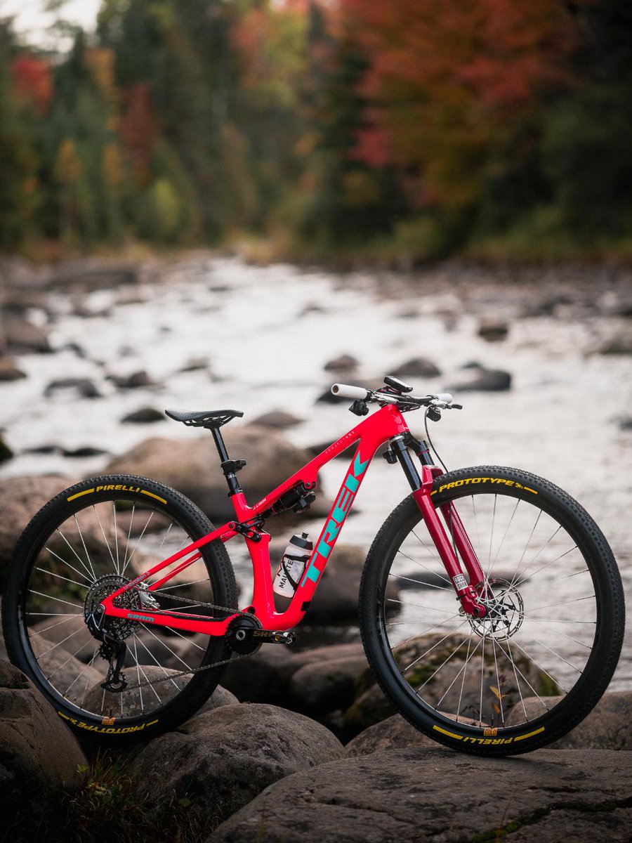 TrekBikes's tweet photo. Geared up for the World Cup finale in Lake Placid. Go get 'em @trekfactoryracingxc and @trekfactoryracingdh 🇺🇸 ⭐️💨 https://t.co/jURPBDSpr2