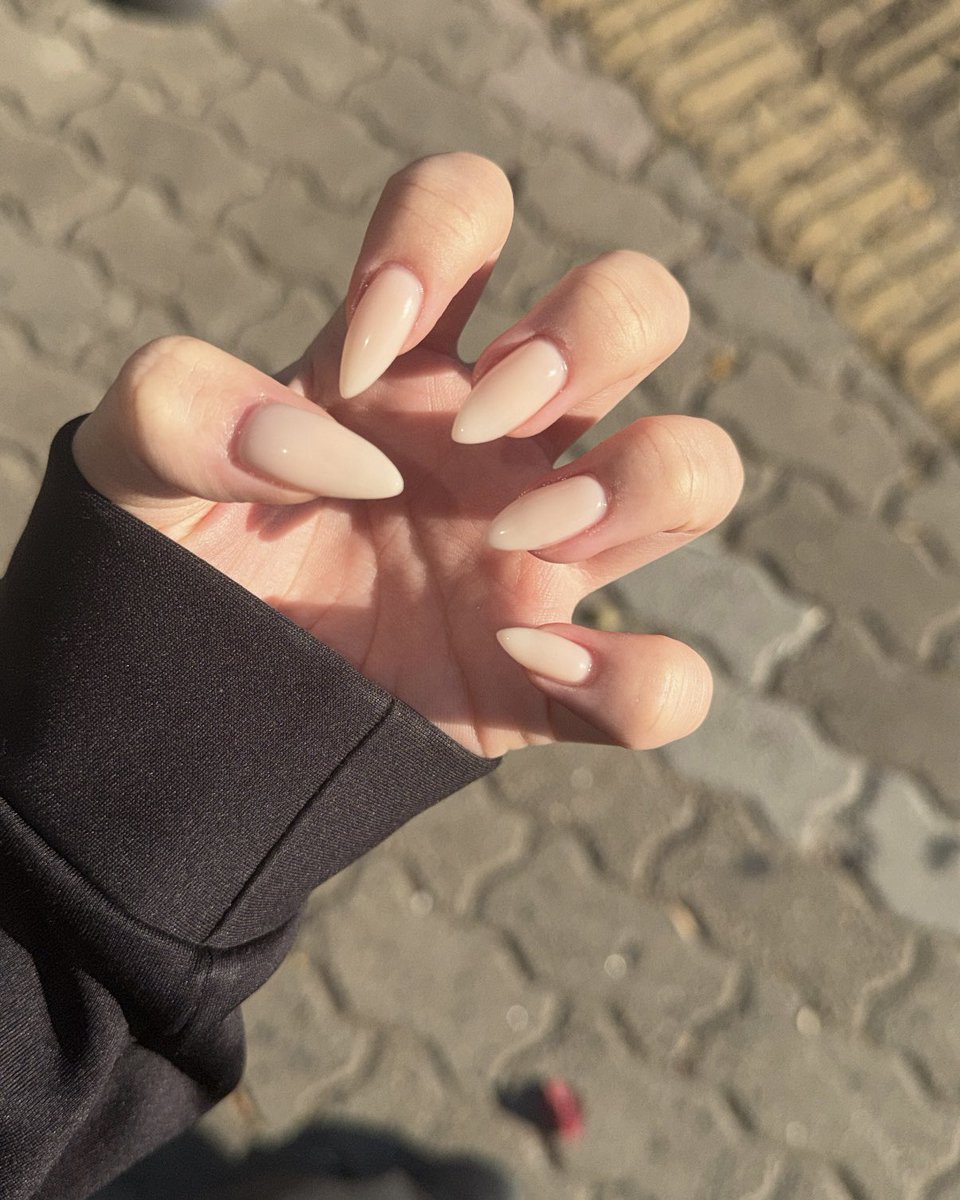 kumachieving's tweet photo. 가을이니까 누드톤 네일 해야지 🍂 https://t.co/jeSVLEcGjl