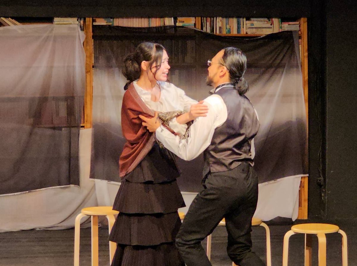 poro_jinrou's tweet photo. #LSAかもめ
3日目折り返し！ありがとうございました！！
残すところ2公演。早い！！

明日はBキャスト14時開演です💁🏻‍♀️
⚠️土日は中央線が止まらないのでご注意を！

旦那と不倫相手で違う顔を見せるポリーナ。笑

🎫ご予約お待ちしてます！駆け込みもぜひ！
https://t.co/IKaq0Q4o4I https://t.co/N1vscdOi8j