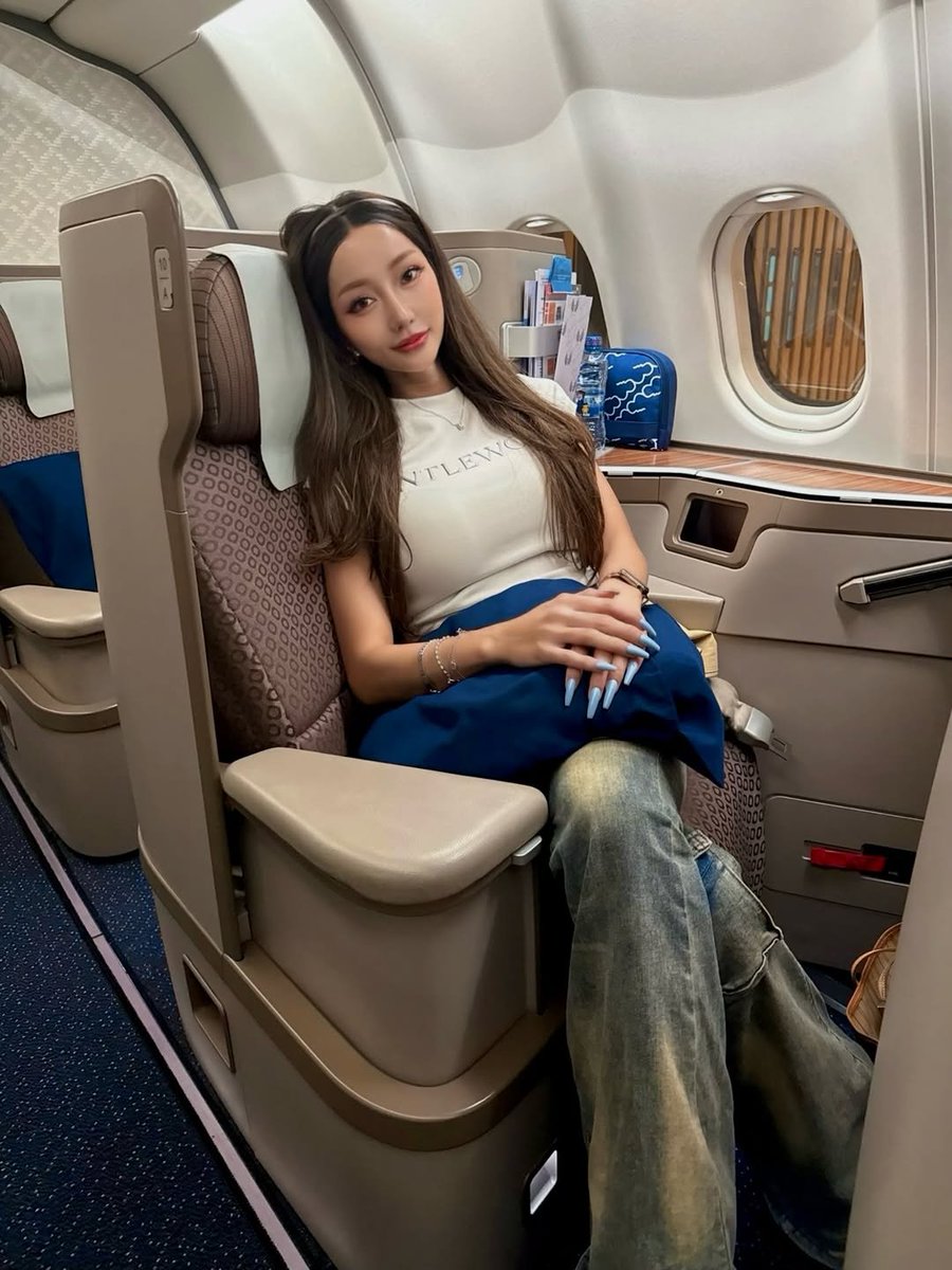 seduhtehnya's tweet photo. Lucinta Luna datengin kantor Bea Cukai buat registrasi IMEI iPhone 18 burgundy 2TB yang baru dibelinya.

Awalnya dia santai dan penasaran sambil ngeliatin ponselnya ke kamera.

Tapi suasana langsung berubah pas layar petugas nampilin rincian pungutan sekitar Rp9,5 jutaan.

Pas liat angkanya, Lucinta teriak histeris, lompat dari kursi, dan terus nyebut tagihan hampir sepuluh juta itu.

Dia keliatan lemas dan sibuk mondar-mandir mengambil tasnya saking kagetnya!!!

Ternyata punya iPhone 2TB bukan cuma soal harga belinya, pajaknya juga bikin dompet ikut menjerit.

Kayaknya orang-orang emang lagi pada fomo sama iPhone burgundy ini yaaaa. Cakep sih, tinggal siapin budget sama pajaknya aja~