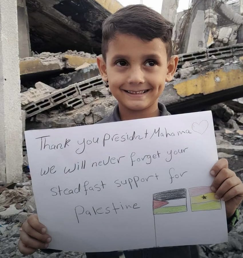 cdrafrica's tweet photo. A Palestinian boy holds a handwritten note thanking Ghanaian President John Dramani Mahama after the president’s address to the 81st United Nations General Assembly.

The note reads: “Thank you President Mahama. We will never forget your steadfast support for Palestine.” https://t.co/ZN2R2X5l2w