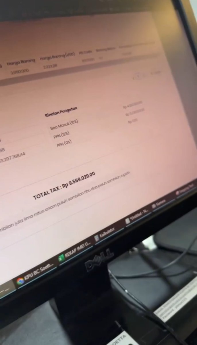 seduhtehnya's tweet photo. Lucinta Luna datengin kantor Bea Cukai buat registrasi IMEI iPhone 18 burgundy 2TB yang baru dibelinya.

Awalnya dia santai dan penasaran sambil ngeliatin ponselnya ke kamera.

Tapi suasana langsung berubah pas layar petugas nampilin rincian pungutan sekitar Rp9,5 jutaan.

Pas liat angkanya, Lucinta teriak histeris, lompat dari kursi, dan terus nyebut tagihan hampir sepuluh juta itu.

Dia keliatan lemas dan sibuk mondar-mandir mengambil tasnya saking kagetnya!!!

Ternyata punya iPhone 2TB bukan cuma soal harga belinya, pajaknya juga bikin dompet ikut menjerit.

Kayaknya orang-orang emang lagi pada fomo sama iPhone burgundy ini yaaaa. Cakep sih, tinggal siapin budget sama pajaknya aja~