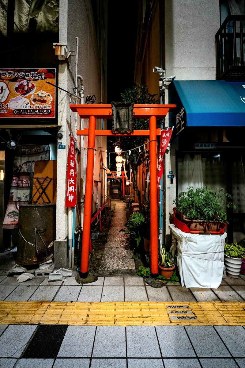 prex7h0805's tweet photo. [咽]险巷的[铺]子里，老[钟]还在滴答着旧时光～ The old bell in the alley shop is still ticking the time through the throat of adventure. https://t.co/boPYtQ9elT