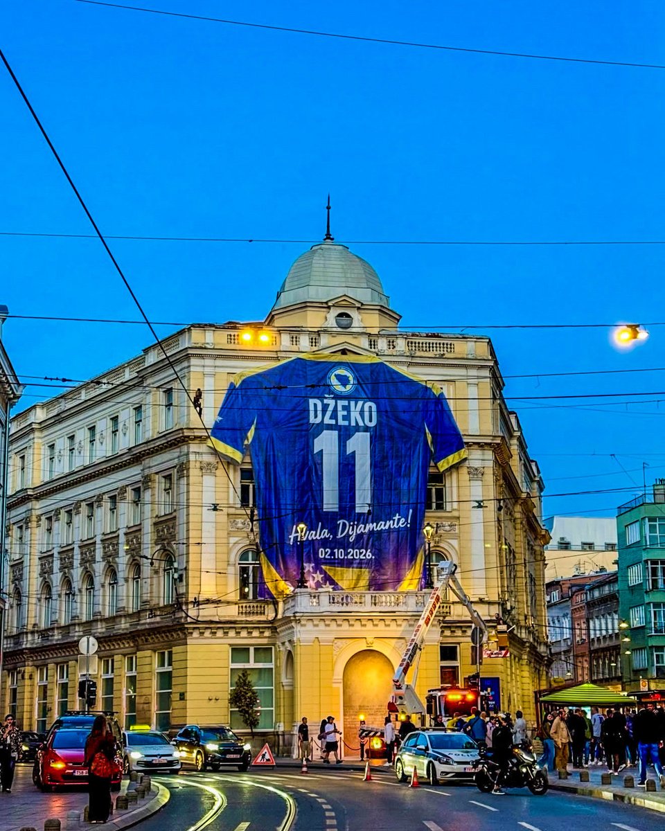 eurofootcom's tweet photo. 💙💛 In Sarajevo, a giant Edin Džeko jersey has been put up in the streets ahead of his final match as a Bosnia player. 🥹🇧🇦 https://t.co/4m2CPeFUxo