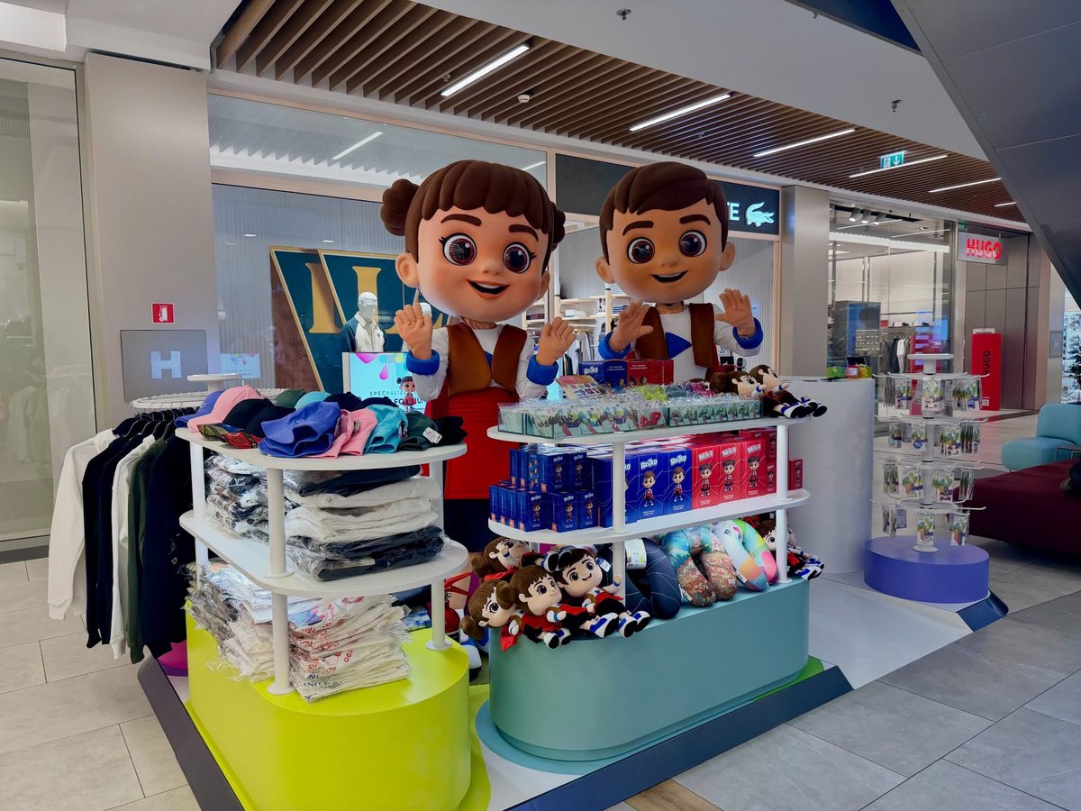 serbiaexpo2025's tweet photo. 🛍️ベオグラード万博の公式ポップアップストアが続々登場！🇷🇸
ベオグラード新市街の「UŠĆE Shopping Center」と、中部セルビアの街クラグイェヴァツの「BIG FASHION」に新たにオープンしました。ミーリッツァ＆ラストコのぬいぐるみやキーホルダーなど、公式グッズが勢ぞろい✨

#ベオグラード万博 https://t.co/in9veZwmHg